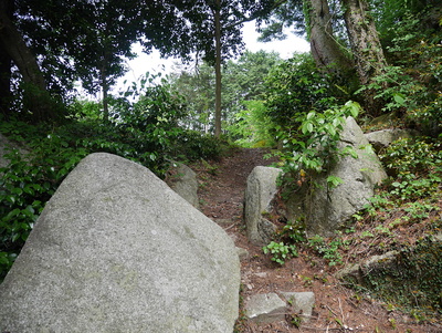 二の曲輪跡付近の巨石群