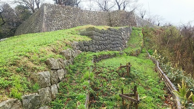 出櫓跡から見る二の丸跡の石垣
