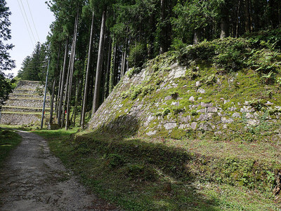 菱櫓石垣（手前）と六段壁（左奥）