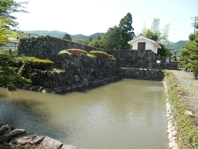 水堀と石垣　櫓門南側