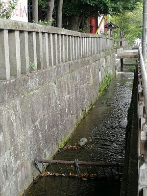 浅間神社外周の石垣水路
