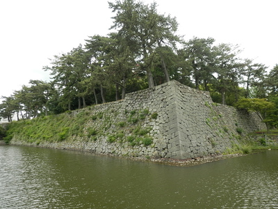 石垣と内堀・・戌亥櫓跡方向