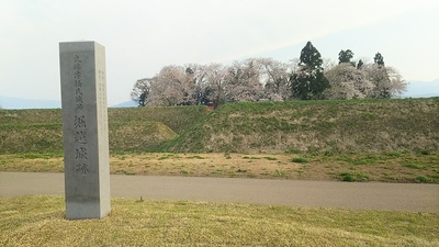 石碑と土塁と桜と