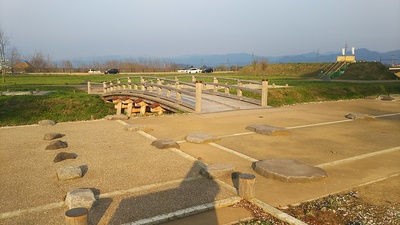本丸跡から見る木橋と三の丸跡全景
