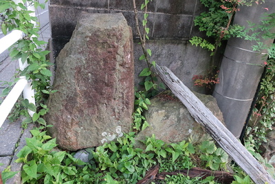 平島一之門の横にある石