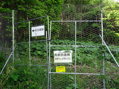 神社脇の鳥獣防護柵