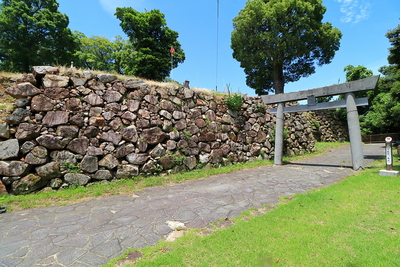 八王子神社鳥居の横に残る石垣
