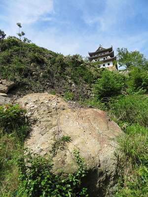 岩盤と石垣