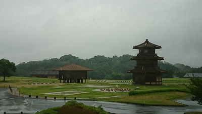 雨の鼓楼と米倉