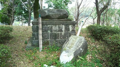 地震で倒れた石碑
