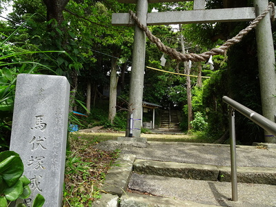 石碑と本曲輪跡にある諏訪神社