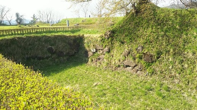 本丸跡南側虎口脇の空堀の石垣