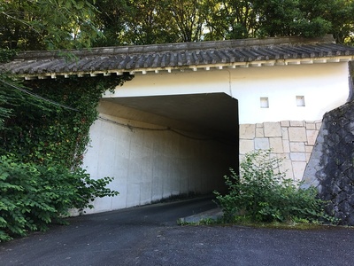 城壁風のトンネル