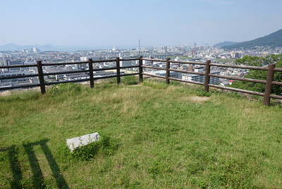 二の丸隅櫓跡（遠くに瀬戸大橋が見える）