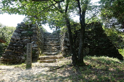 本丸跡の阿波青石の石垣と石垣階段