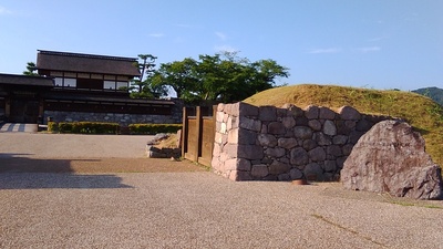 太鼓門、二の丸南門跡（復元）と城跡碑