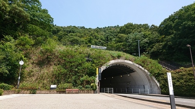 トンネルの上が城跡です。