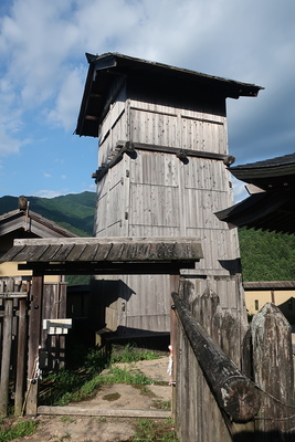 井楼櫓と本丸内の門