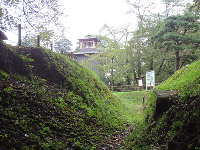 御殿桜（公園の西側）の石垣越しの鐘楼