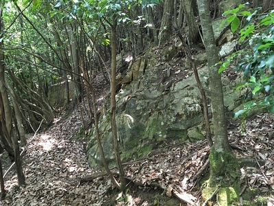 郭のまわりは岩場の絶壁