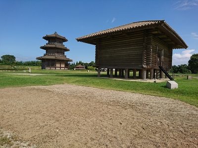 八角形鼓楼(左側)と米倉