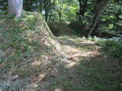 中館東側虎口（中館側から）