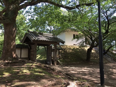 霞門と東櫓