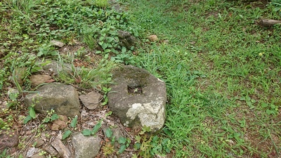 井戸門跡の礎石