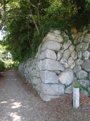 腰曲輪跡の碑と本丸下の石垣