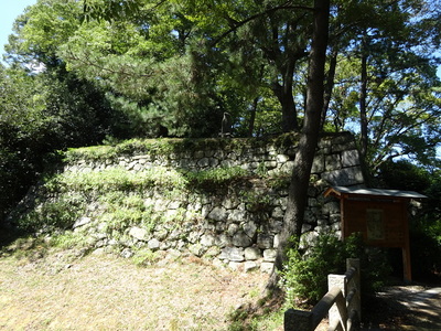冠城門跡から眺める千貫櫓の石垣