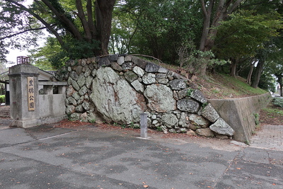 三ノ丸口門跡の石垣