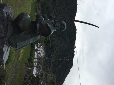 佐々木小次郎像と山上の天守閣