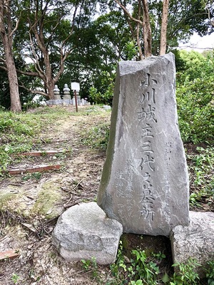 緒川城主三代の墓石碑