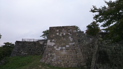 修復完了した月見櫓の石垣（2018秋）