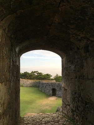 位置の各アーチ門内から二の郭の眺め