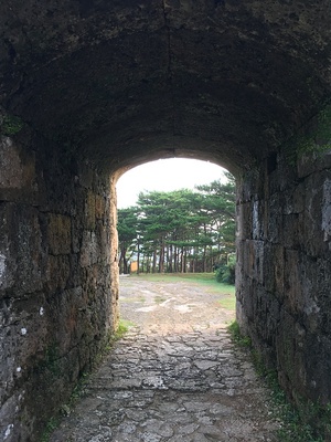 二の郭アーチ門内から城外の眺め