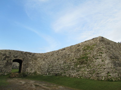 二の郭へのアーチ門に向かって右手側の石垣