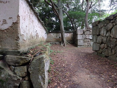 要害門跡と復元土塀