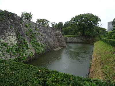 竹之丸下の堀と石垣