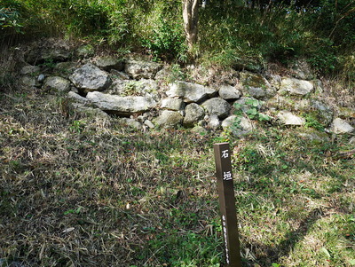 伝本丸北面の東側に残る石垣