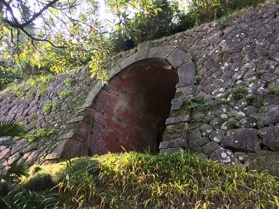 戌亥櫓石垣に掘られた「レンガ造りのトンネル」