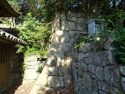 妙見神社裏の石垣（向かって右側）
