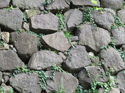 黒田家の紋が刻まれた、赤坂御門の石垣