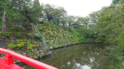 鷹丘橋から見る石垣と水堀