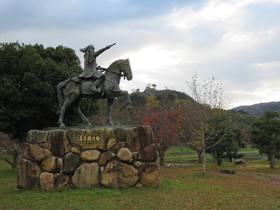 尼子経久公像と月山富田城