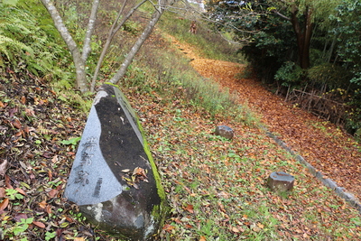 帯曲輪跡の石碑