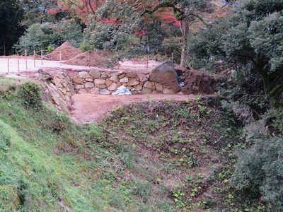 千畳平の発掘中の石垣