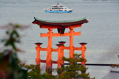 城址から大鳥居を望む