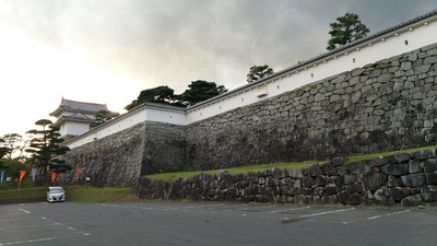 箕輪門と石垣の上の土塀