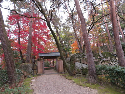 門と石垣と紅葉
